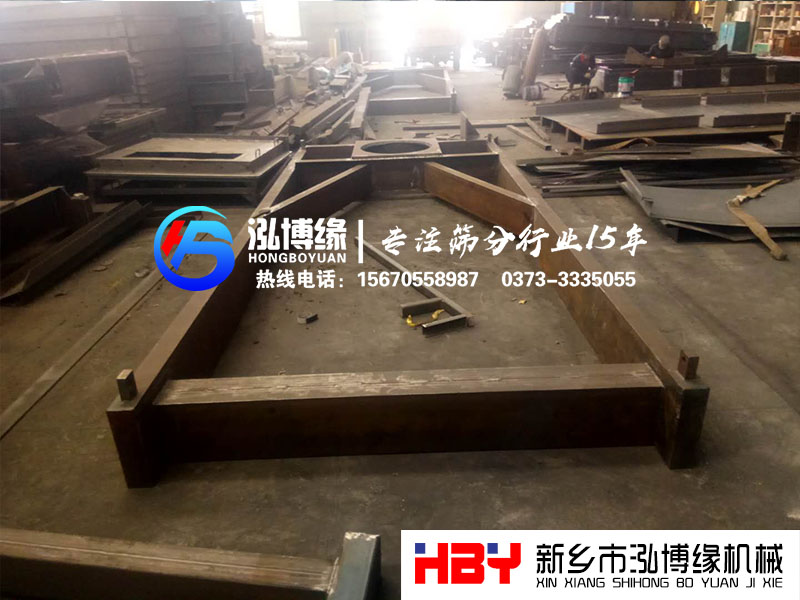使用平面回轉(zhuǎn)篩時，應在開關(guān)機器時對機械再次檢查一下